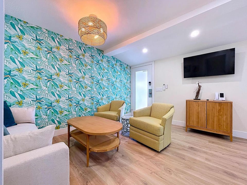 Get Seaduced by this 1 bed 1 bath charmer steps to beach and Bridge St House in Bradenton Beach