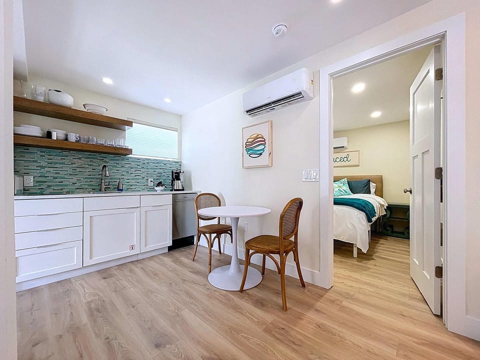Get Seaduced by this 1 bed 1 bath charmer steps to beach and Bridge St House in Bradenton Beach