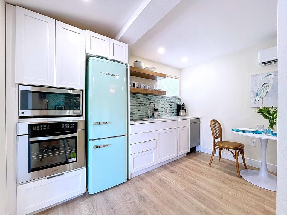 Get Seaduced by this 1 bed 1 bath charmer steps to beach and Bridge St House in Bradenton Beach