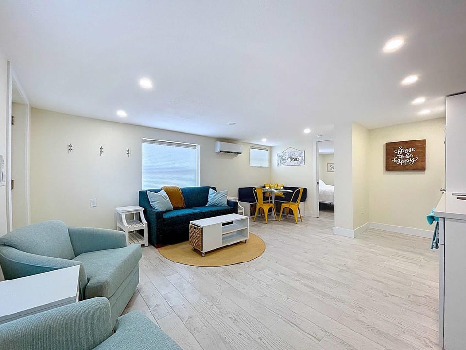 Sea LaVie!! Steps 2 Beach & Bay House in Bradenton Beach