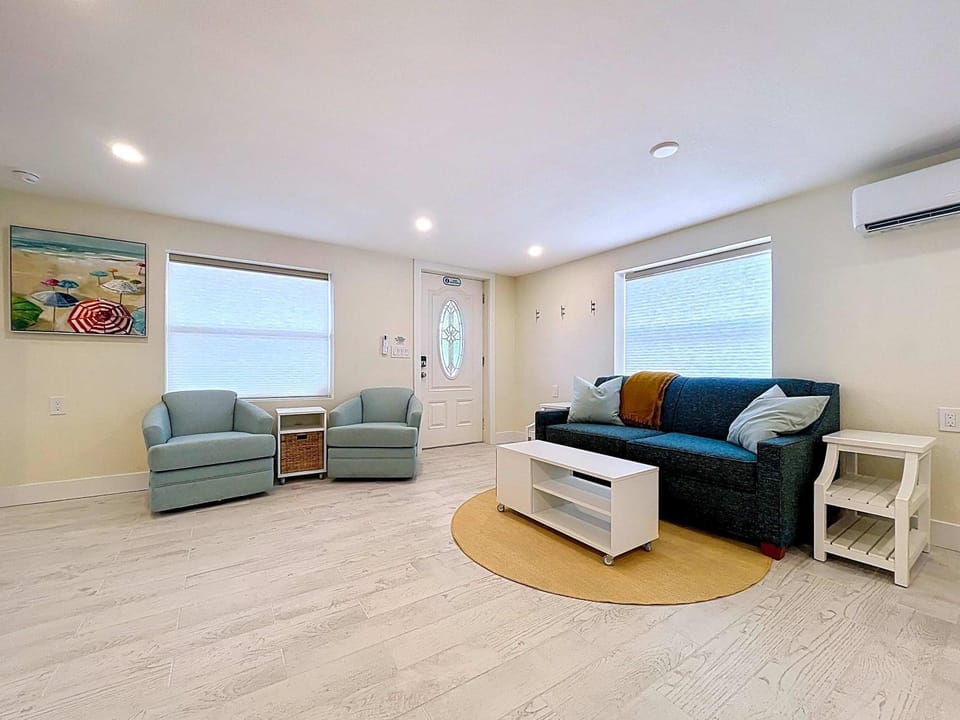 Sea LaVie!! Steps 2 Beach & Bay House in Bradenton Beach