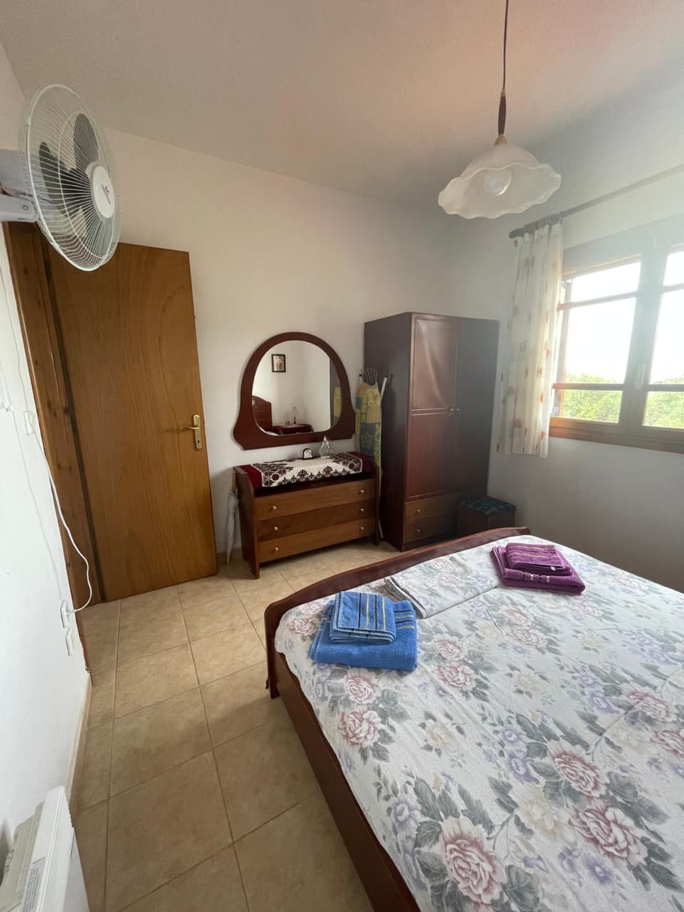 Bed, Photo of the whole room, Bedroom, fireplace, towels, wardrobe