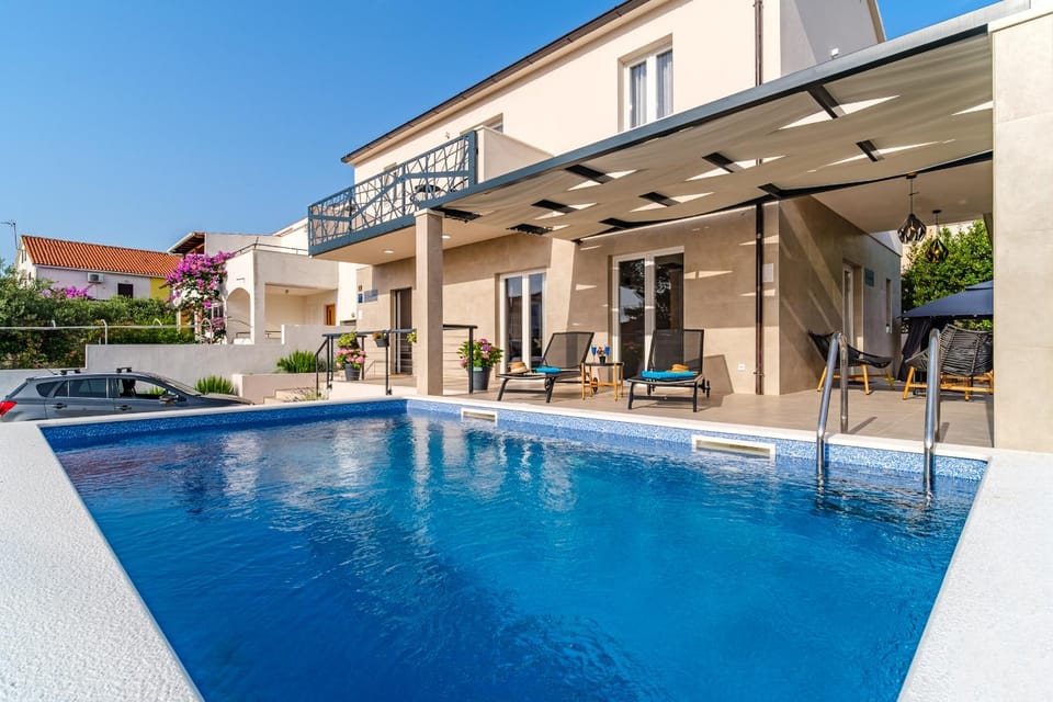 Property building, Patio, Balcony/Terrace, Swimming pool, Parking