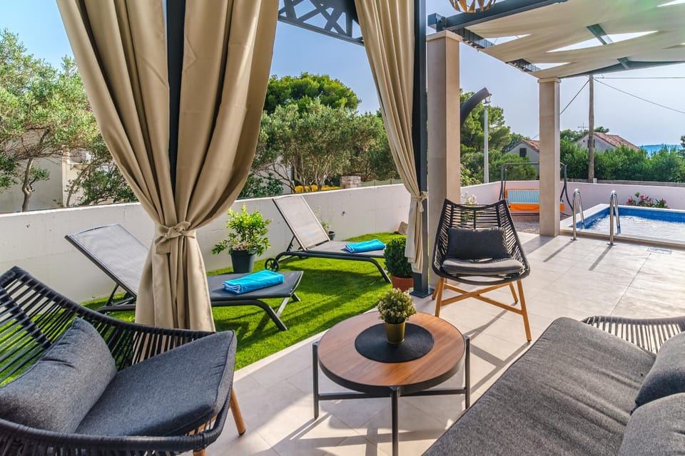 Property building, Garden, View (from property/room), Balcony/Terrace, Garden view, Swimming pool, Family, Family, sunbed