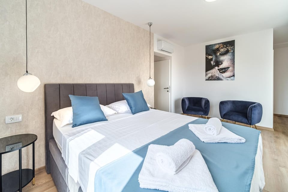 Bed, Photo of the whole room, Seating area, Bedroom