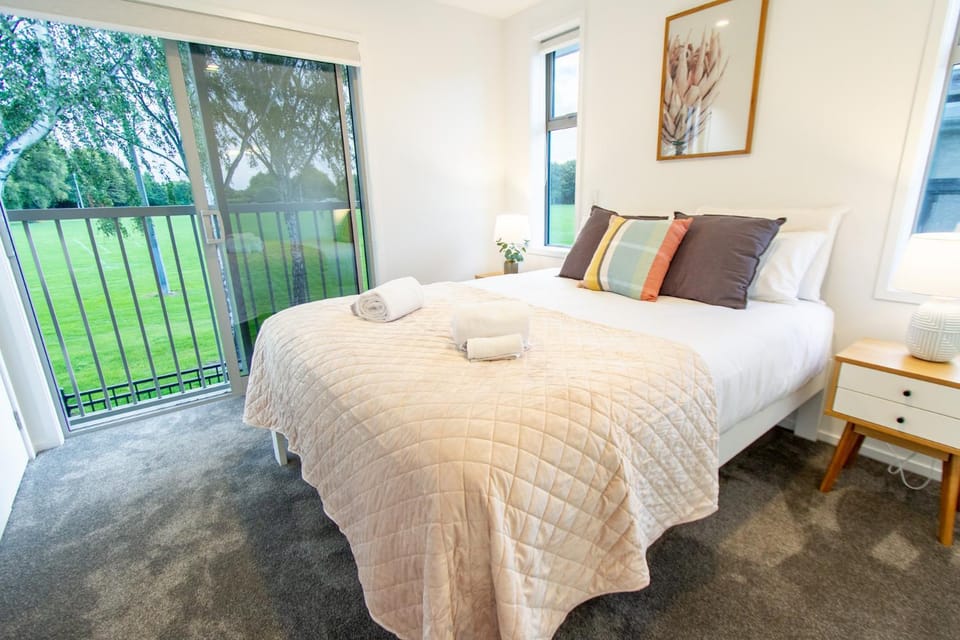 Bed, Natural landscape, View (from property/room), Balcony/Terrace, Photo of the whole room, Decorative detail, Bedroom, towels