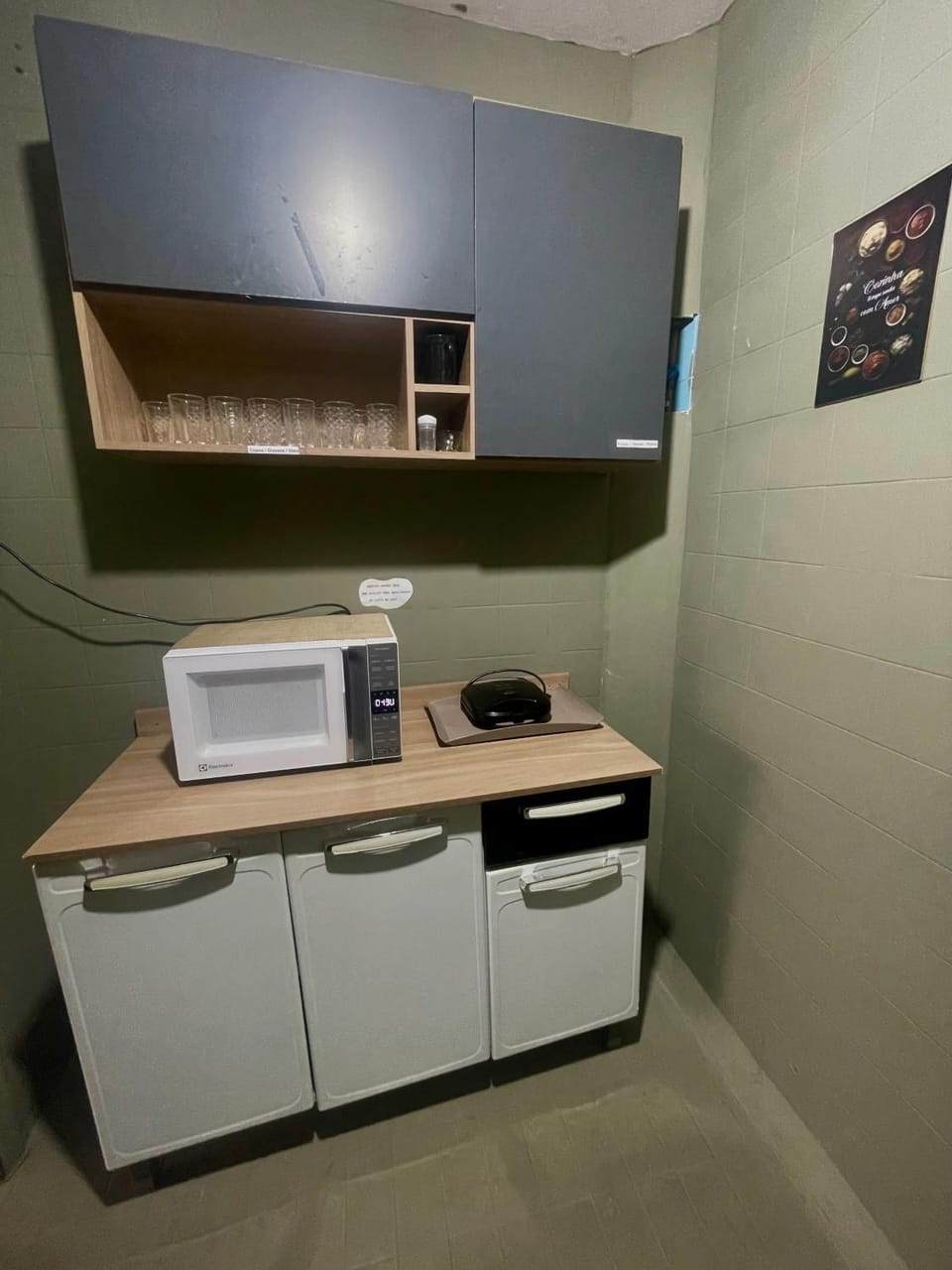 Kitchen or kitchenette, oven