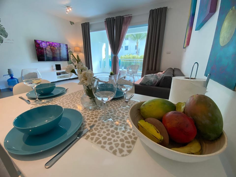 TV and multimedia, Food and drinks, Dining area, Food