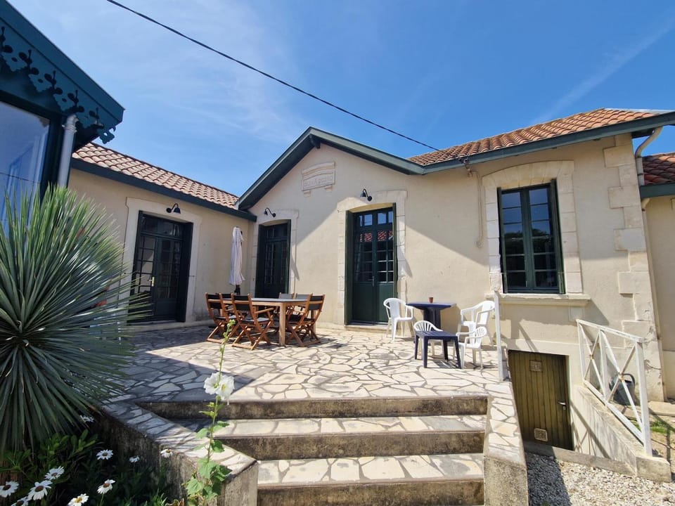 Charmante Villa 4 pièces, 6 pers. au Quartier du Casino de Châtelaillon-Plage, proche mer, jardin, parking - FR-1-706-15 House in Nouvelle-Aquitaine