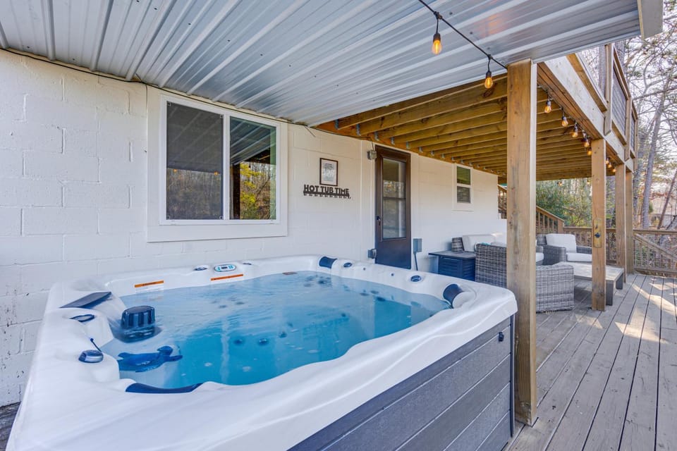Private Hot Tub: Stunning Logan Martin Lake Home House in Pell City