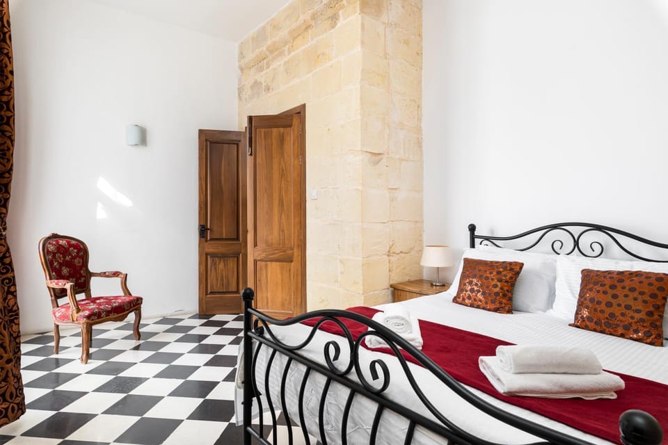 Traditional & Modern Maltese Townhouse - Rooftop Terrace and Sea Views, close to Birgu Waterfront House in Malta