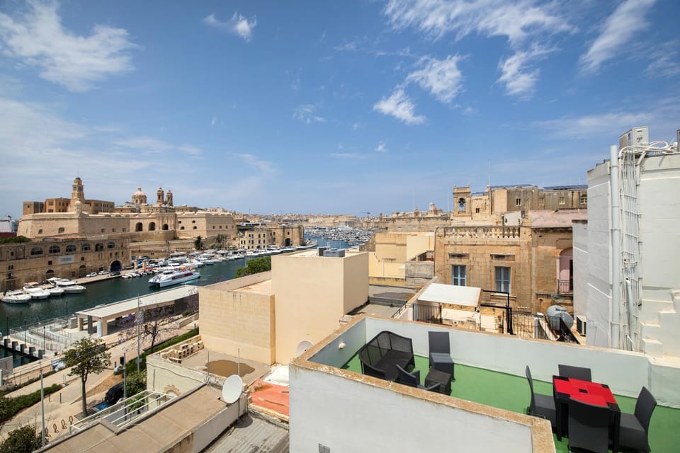 Traditional & Modern Maltese Townhouse - Rooftop Terrace and Sea Views, close to Birgu Waterfront House in Malta
