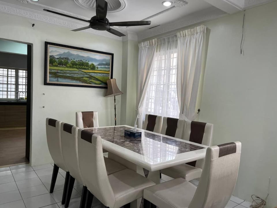 Living room, Seating area, Dining area, fireplace