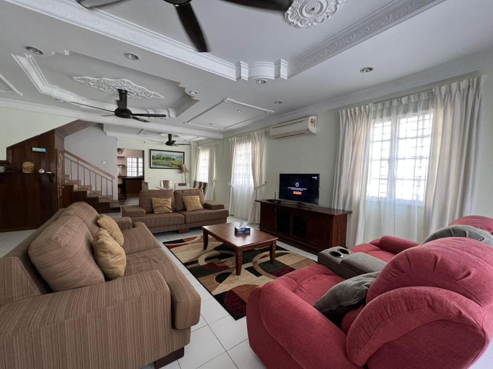 Communal lounge/ TV room, TV and multimedia, Living room, Seating area, Evening entertainment, fireplace, air conditioner
