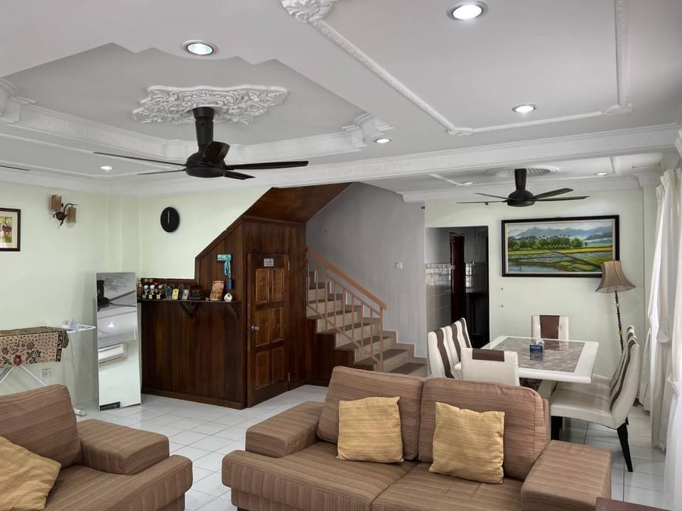 TV and multimedia, Living room, Seating area, Dining area, fireplace, air conditioner