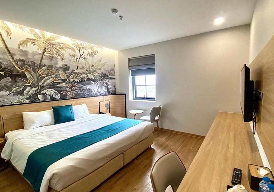 Communal lounge/ TV room, Bed, TV and multimedia, Living room, Photo of the whole room, Seating area, Bedroom, hair dresser