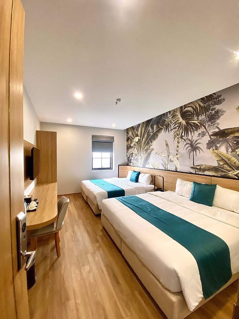 Bed, TV and multimedia, Living room, Photo of the whole room, Seating area, Bedroom, hair dresser