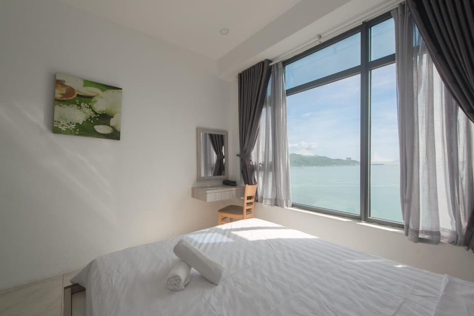 Bed, Natural landscape, Photo of the whole room, Bedroom, Mountain view, Sea view, towels