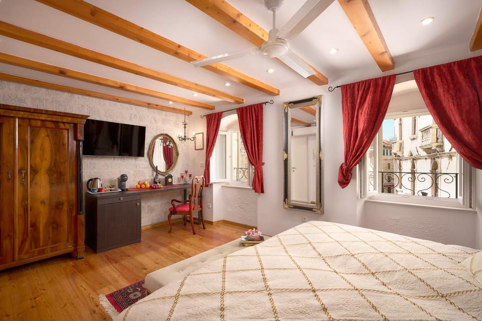 Bed, TV and multimedia, Photo of the whole room, Bedroom, wardrobe