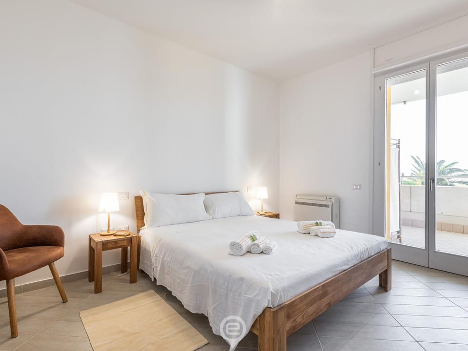 Photo of the whole room, Bedroom, towels