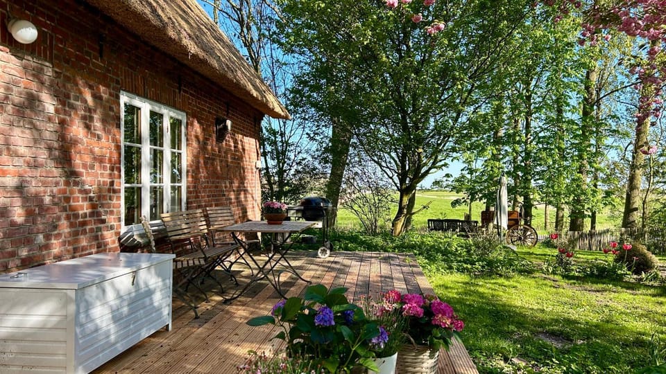 Property building, Garden, Balcony/Terrace, Dining area, Garden view