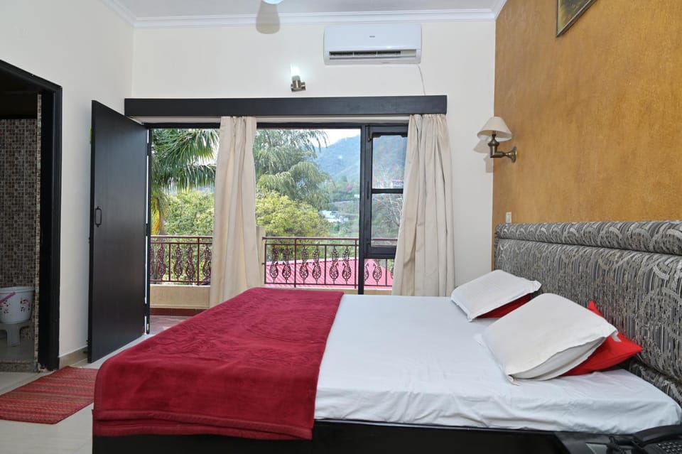 Bed, View (from property/room), Balcony/Terrace, Photo of the whole room, Bedroom, air conditioner