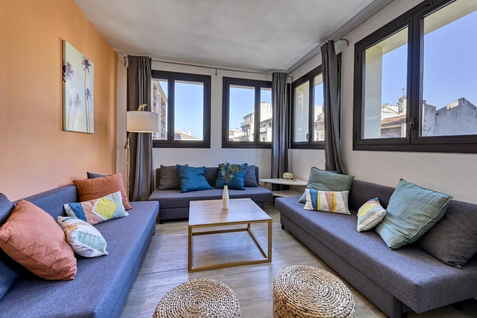 Living room, Seating area