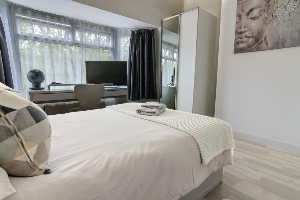 Bed, TV and multimedia, Photo of the whole room, Bedroom