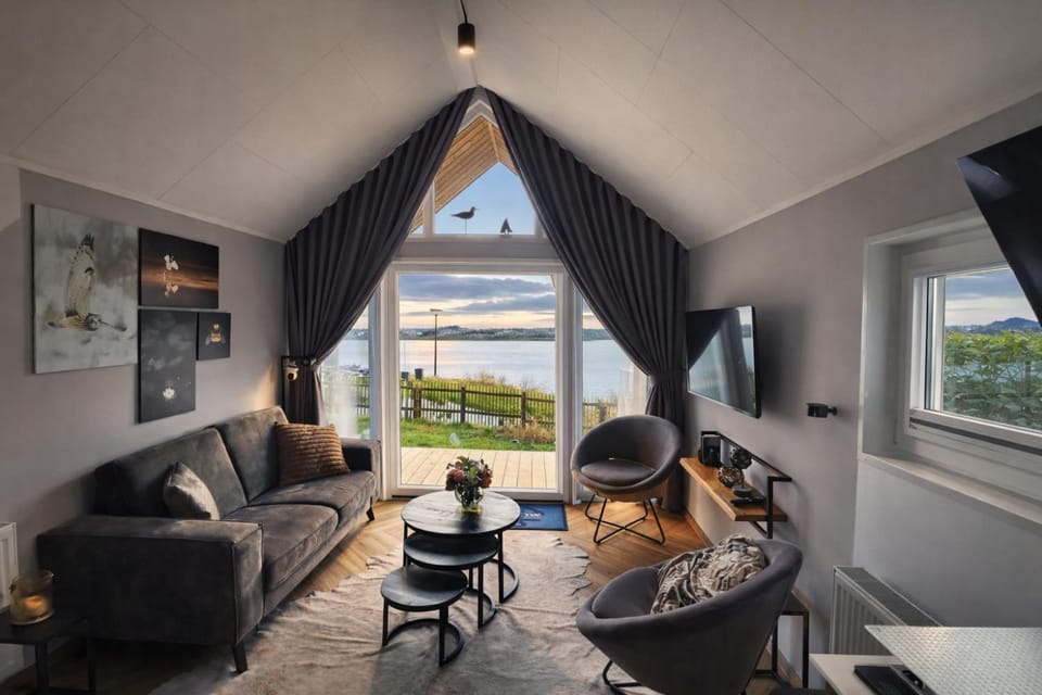 Living room, Lake view
