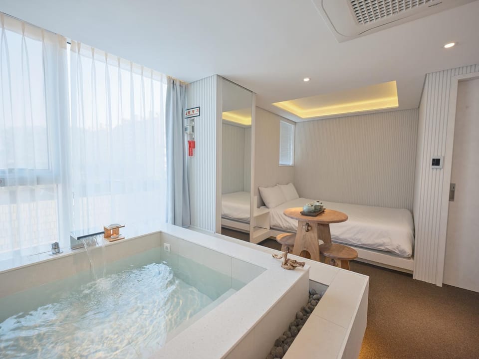 Hot Tub, Photo of the whole room