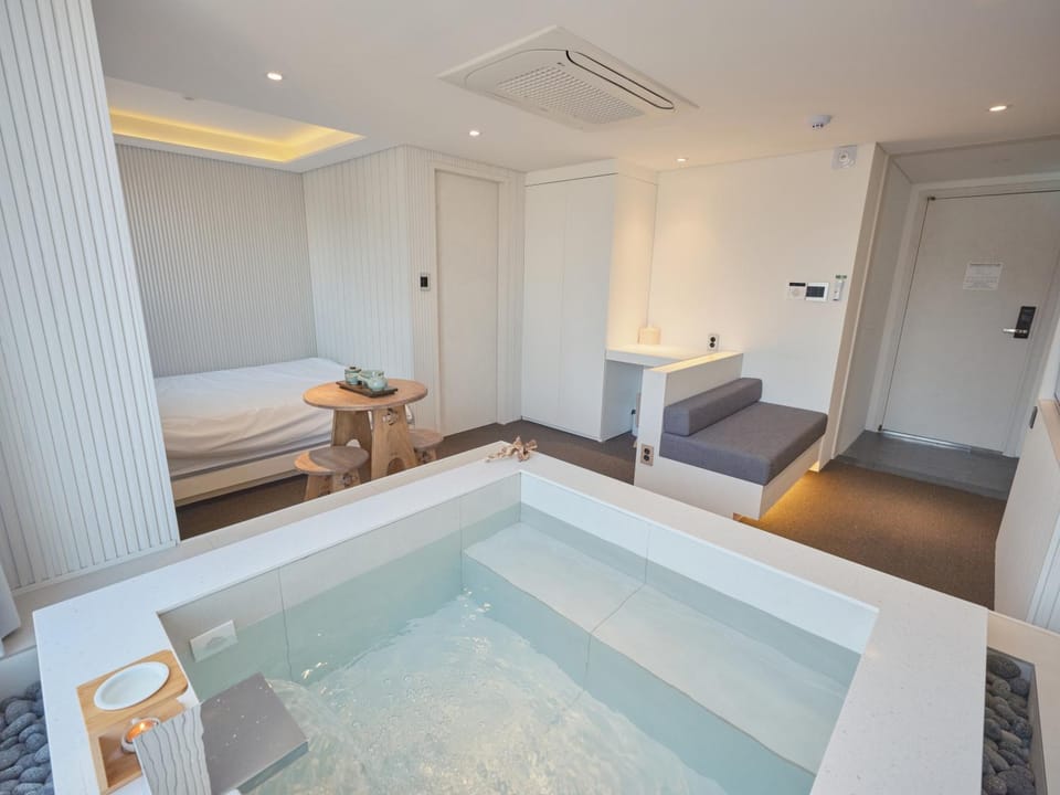 Hot Tub, Photo of the whole room