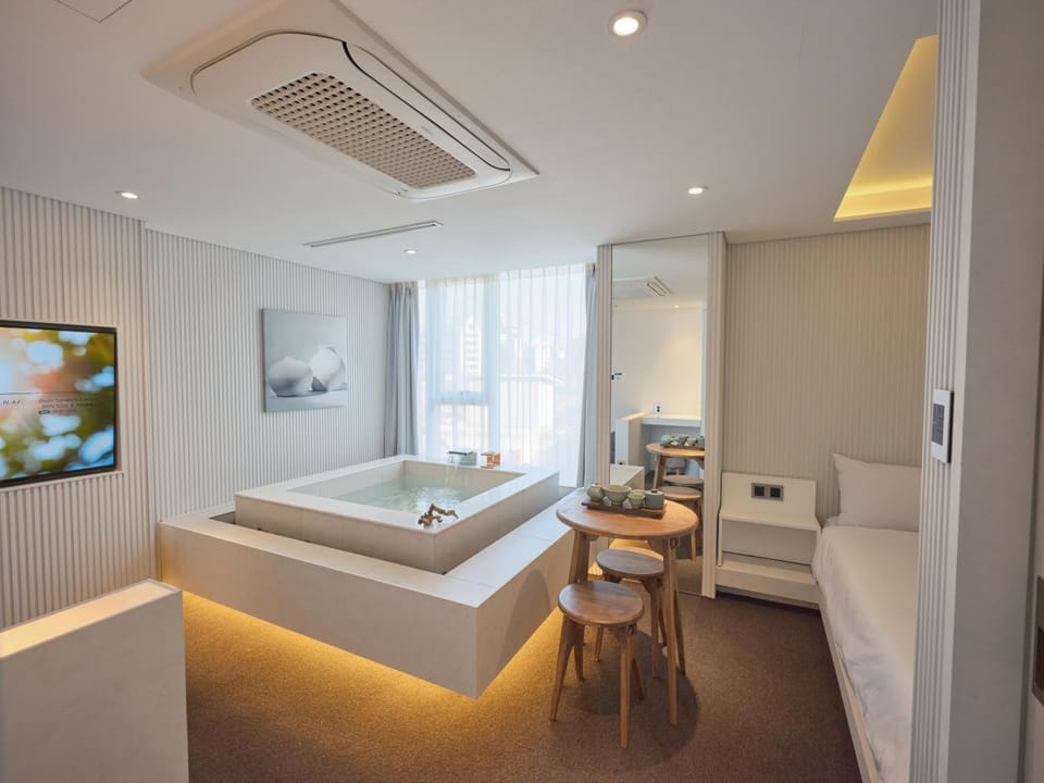 Hot Tub, Photo of the whole room