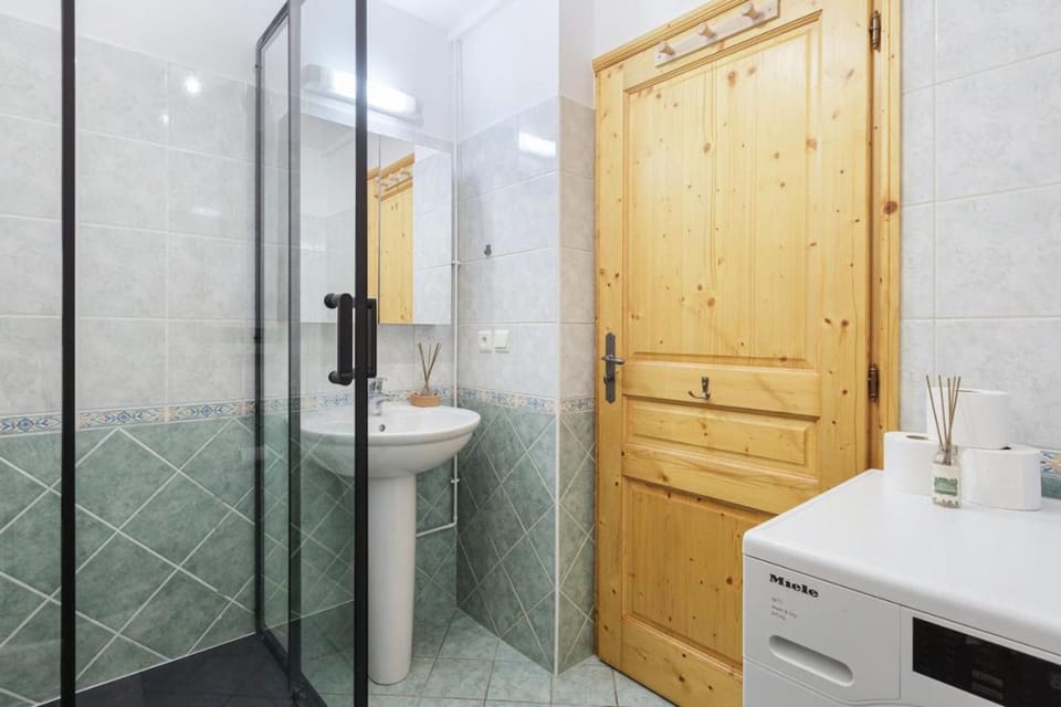 Conseil B - Chic 2BR City Center Apartment - Free Parking & Mountain View - By Cozee Rentals Apartment in Saint-Gervais-Bains