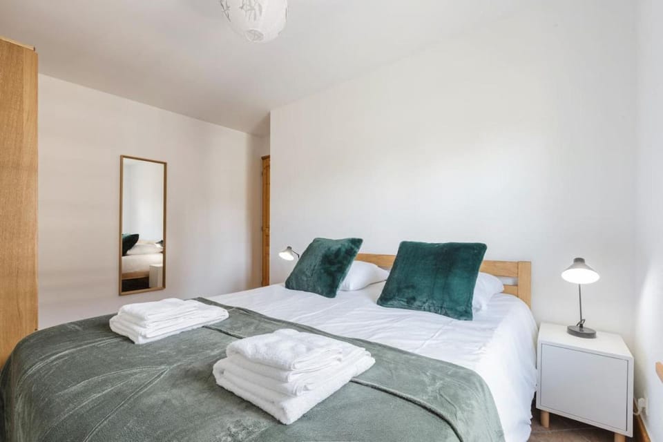 Conseil B - Chic 2BR City Center Apartment - Free Parking & Mountain View - By Cozee Rentals Apartment in Saint-Gervais-Bains