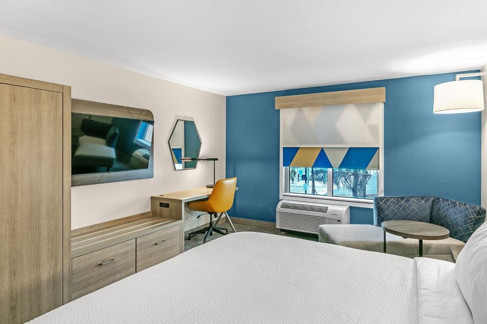 Bed, TV and multimedia, Seating area, wardrobe