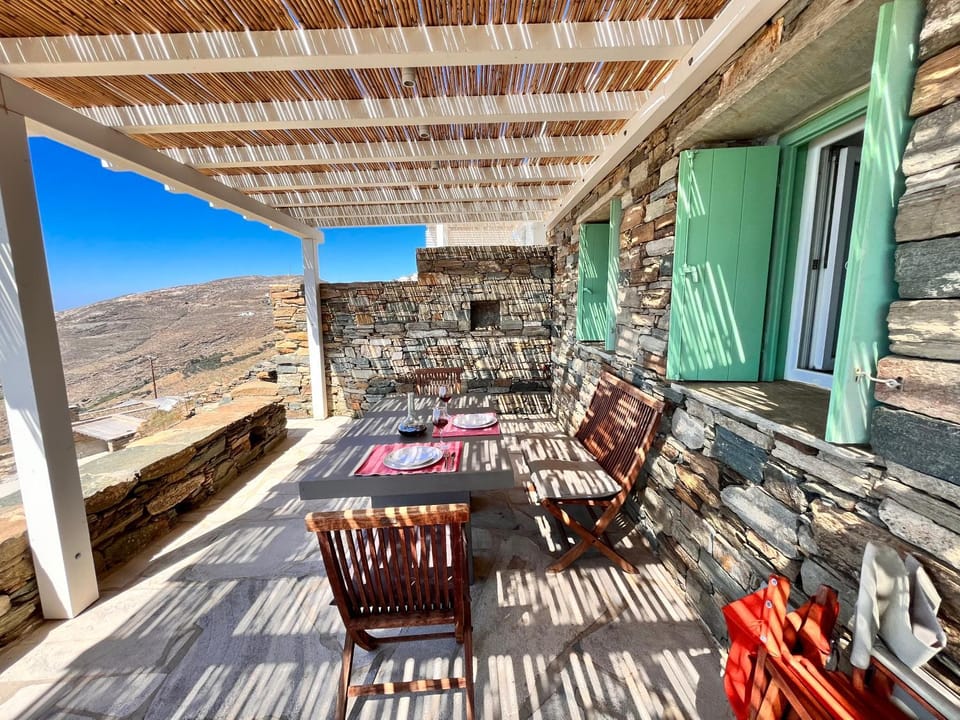 Property building, Day, Balcony/Terrace, Seating area, Dining area