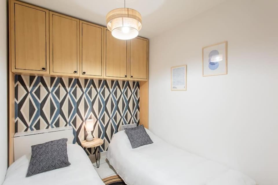 C16 -Staywiz us - 2 BDR Rue Antibes 4 min Palais Festivals - AC & Terrace Apartment in Cannes