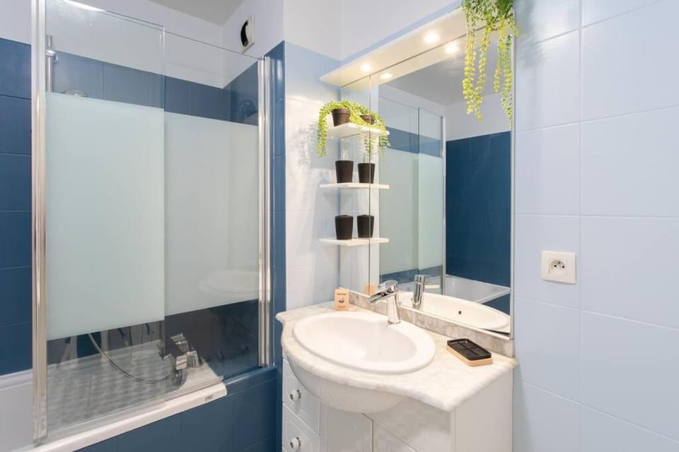 C16 -Staywiz us - 2 BDR Rue Antibes 4 min Palais Festivals - AC & Terrace Apartment in Cannes