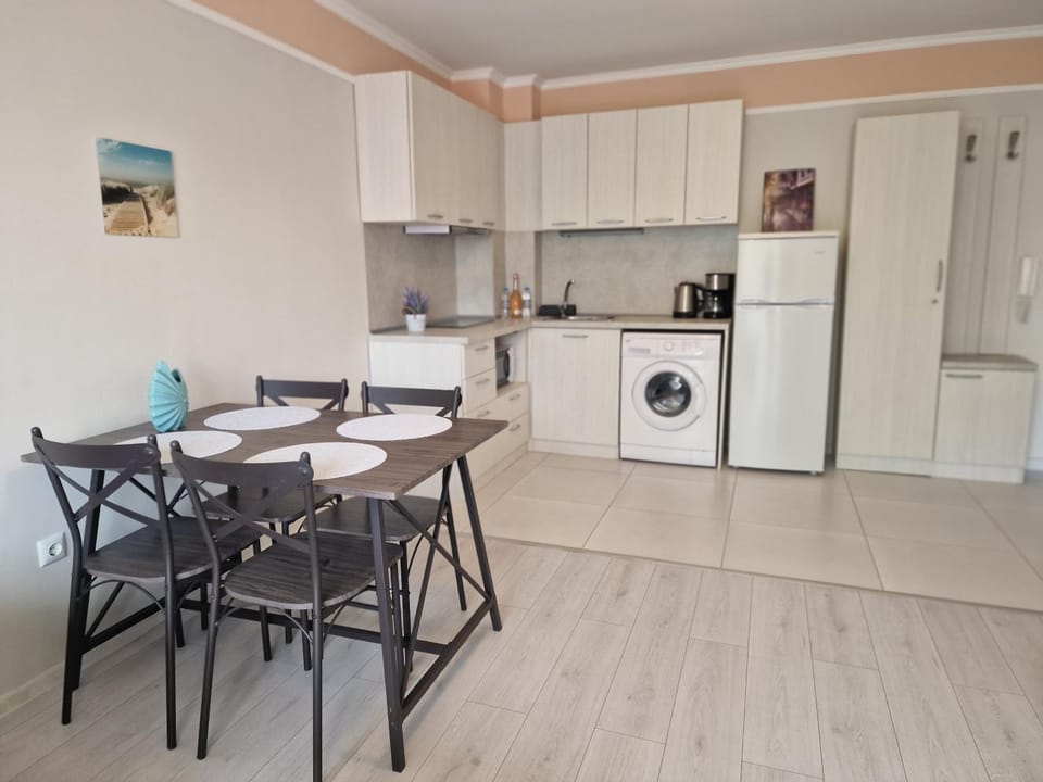 Kitchen or kitchenette, Living room, Dining area, minibar, washing machine
