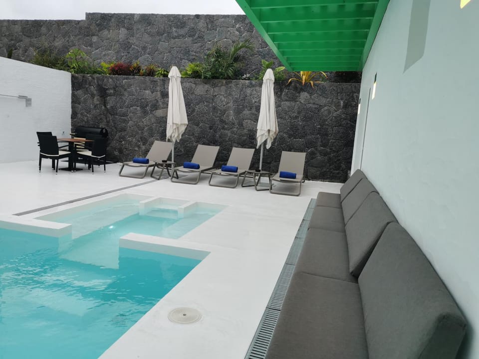 Hot Tub, Swimming pool, sunbed