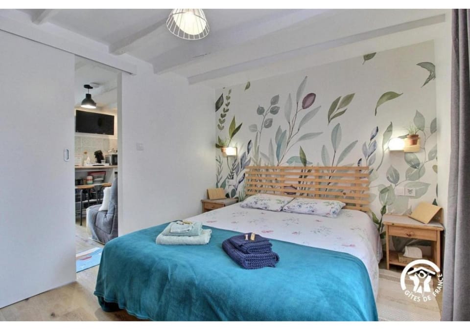 Bed, TV and multimedia, Kitchen or kitchenette, Living room, Photo of the whole room, Seating area, Bedroom, towels