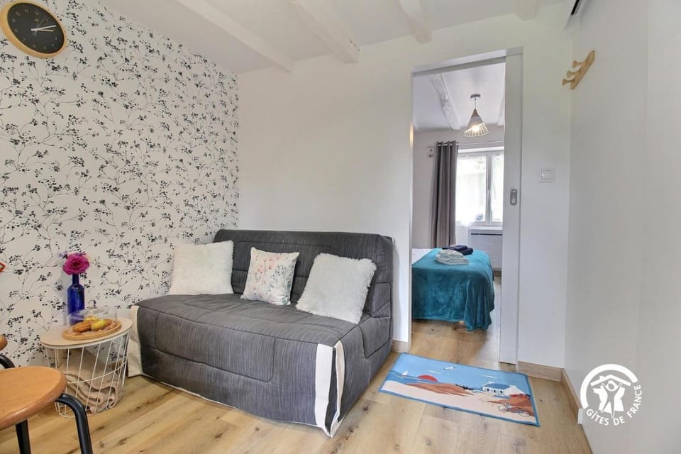Bed, View (from property/room), Living room, Photo of the whole room, Seating area, Bedroom