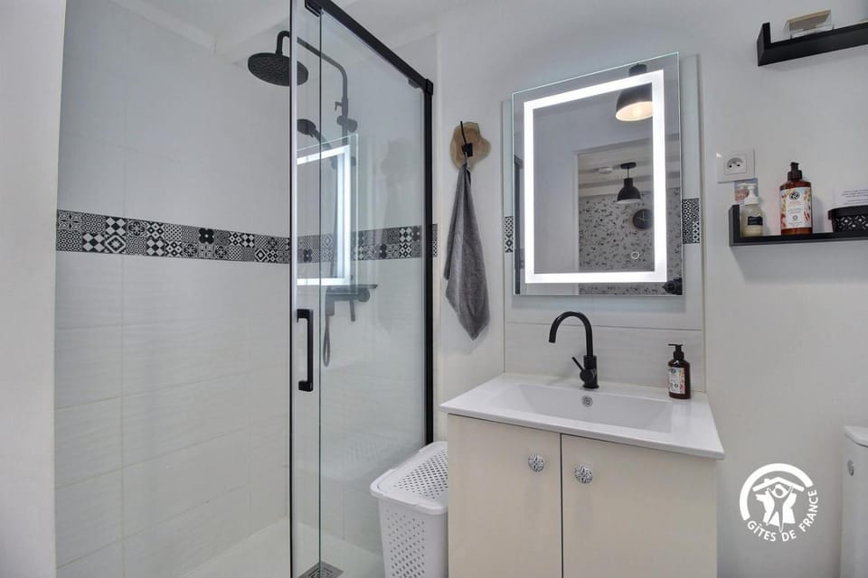 Shower, Bathroom, towels