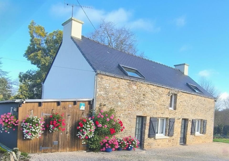 Property building, Day, Garden, Garden view, Landmark view