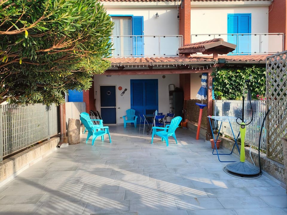 Property building, Balcony/Terrace, sunbed