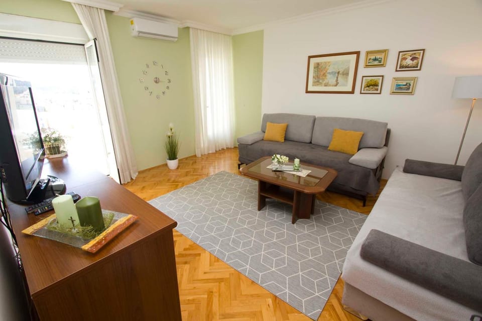 Living room, Photo of the whole room, Seating area