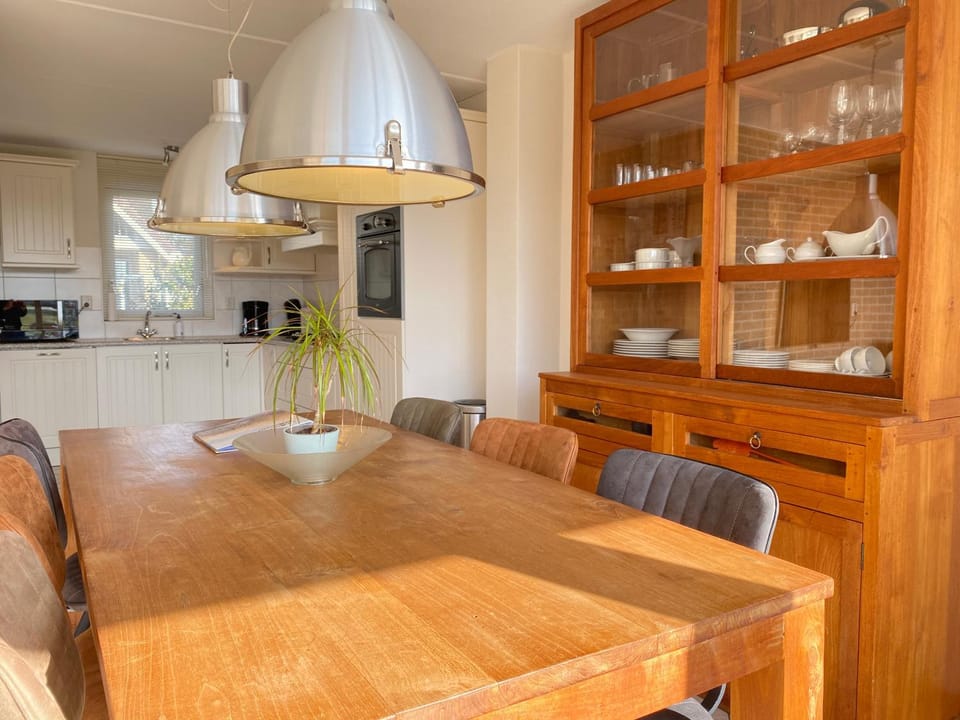 Kitchen or kitchenette, Seating area, Dining area