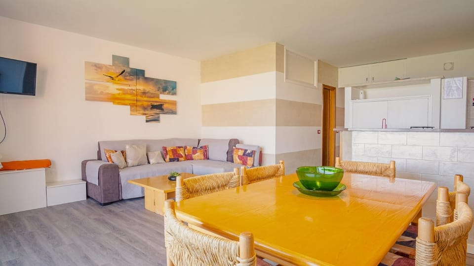 TV and multimedia, Living room, Seating area, Dining area