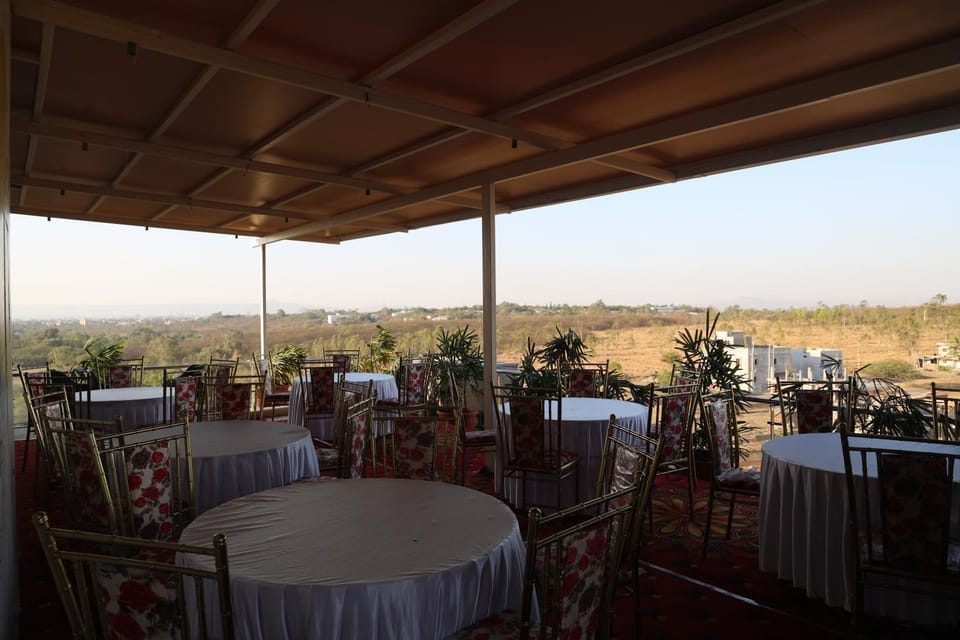 Restaurant/places to eat, Lounge or bar