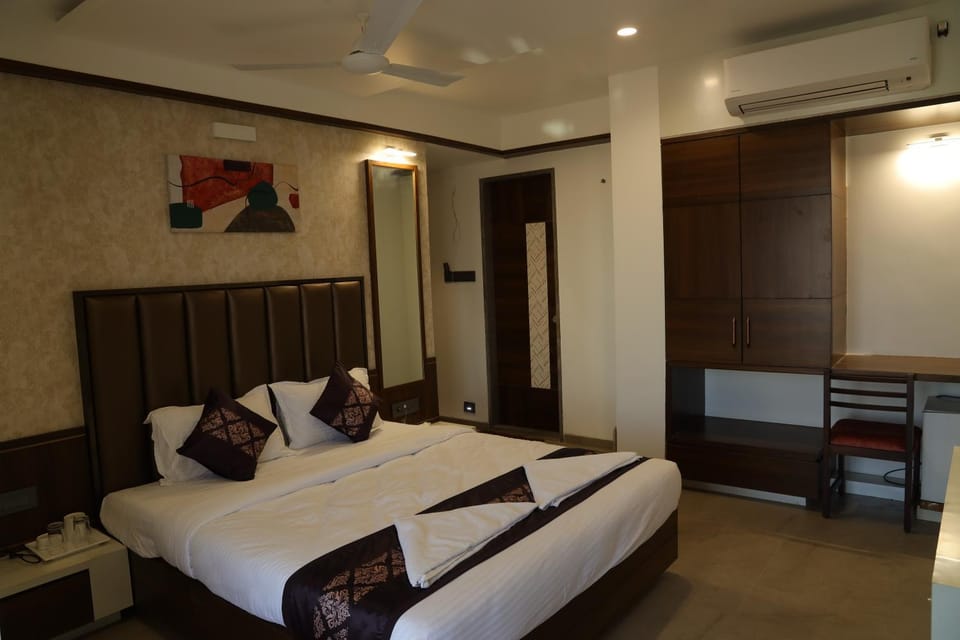 Bedroom, Breakfast